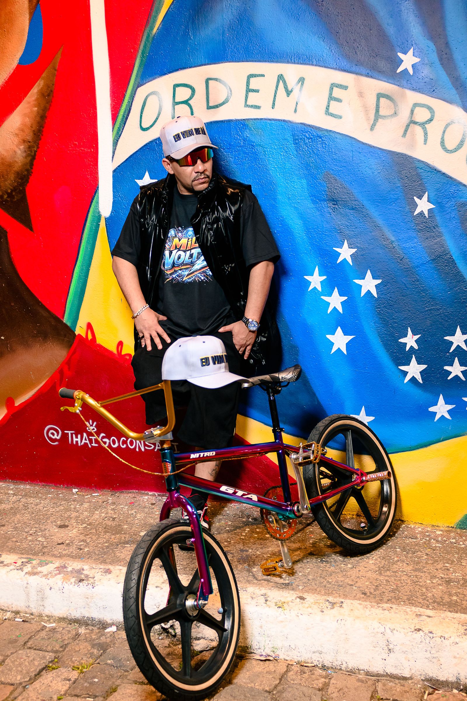 A BMX Mil Voltz em frente ao mural da bandeira do Brasil