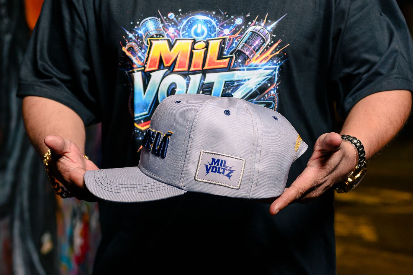 Boné oficial Mil Voltz nas mãos