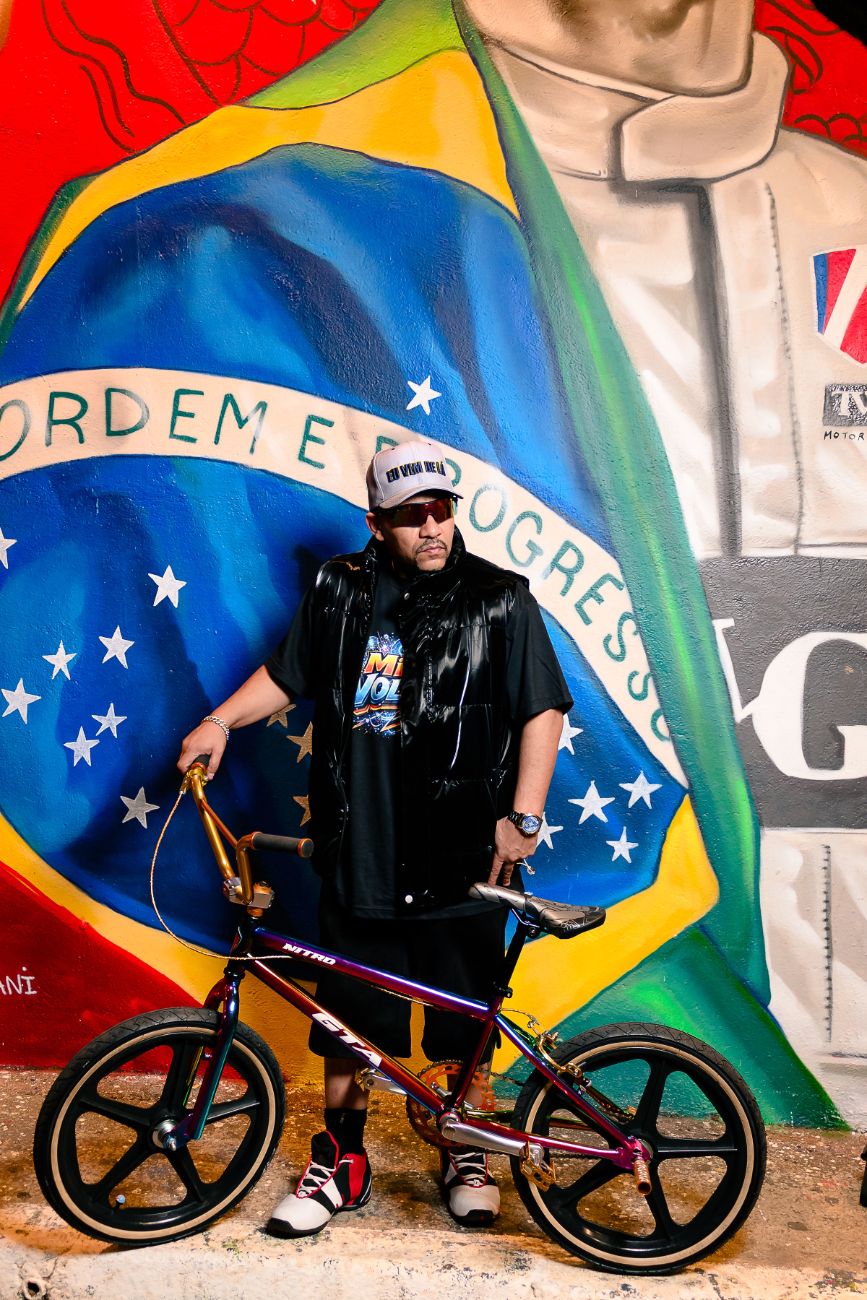 A BMX diante da bandeira do Brasil grafitada