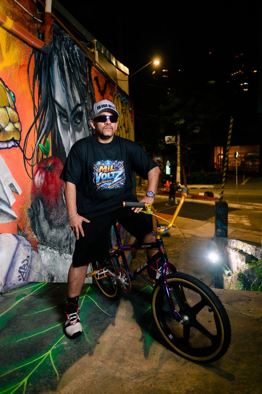 BMX em frente ao mural colorido