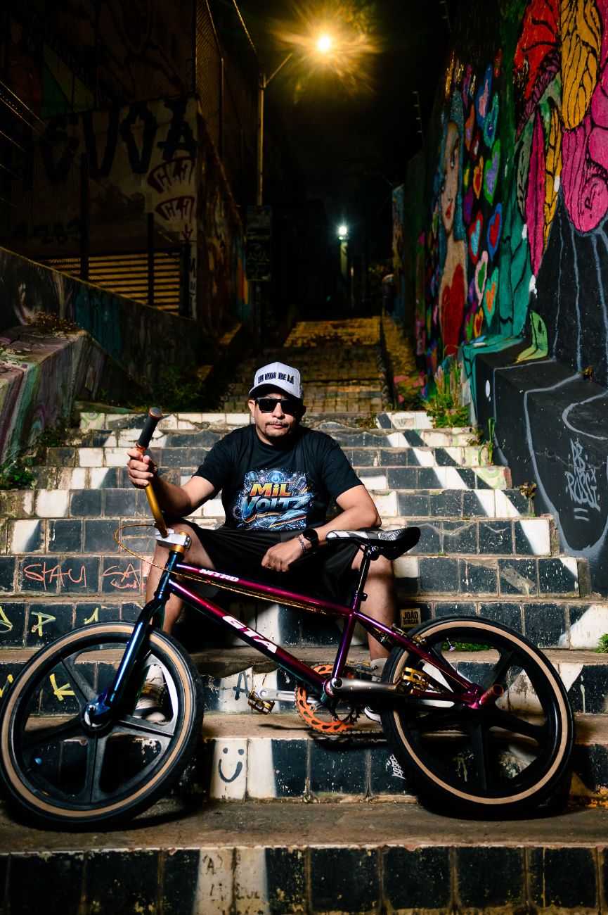Rodando na viela grafitada