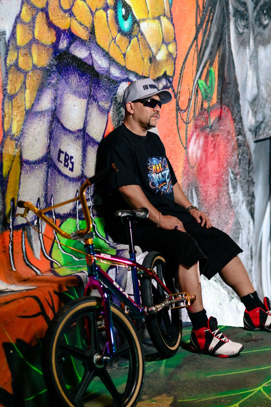 Sentado no mural com a bike