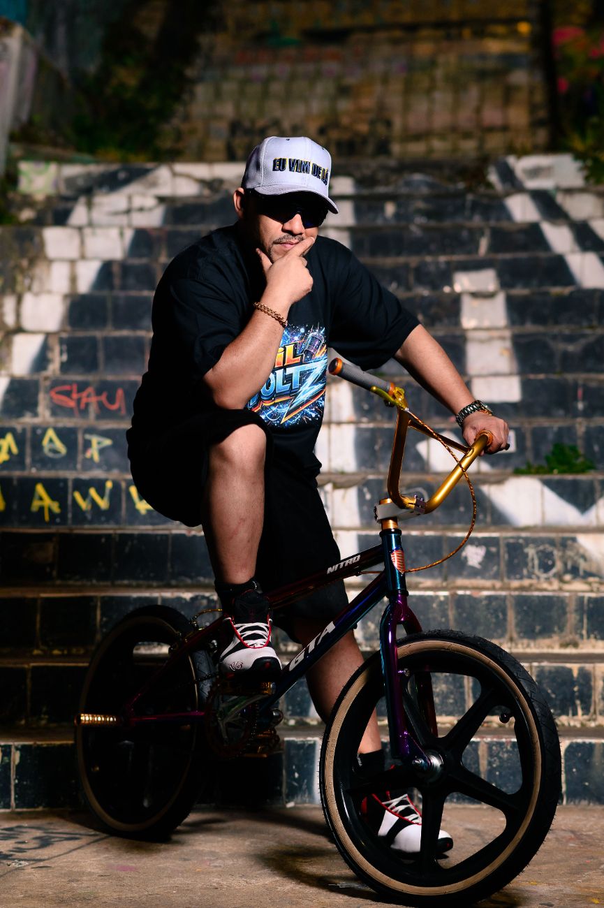 Lucky com a BMX na escadaria grafitada