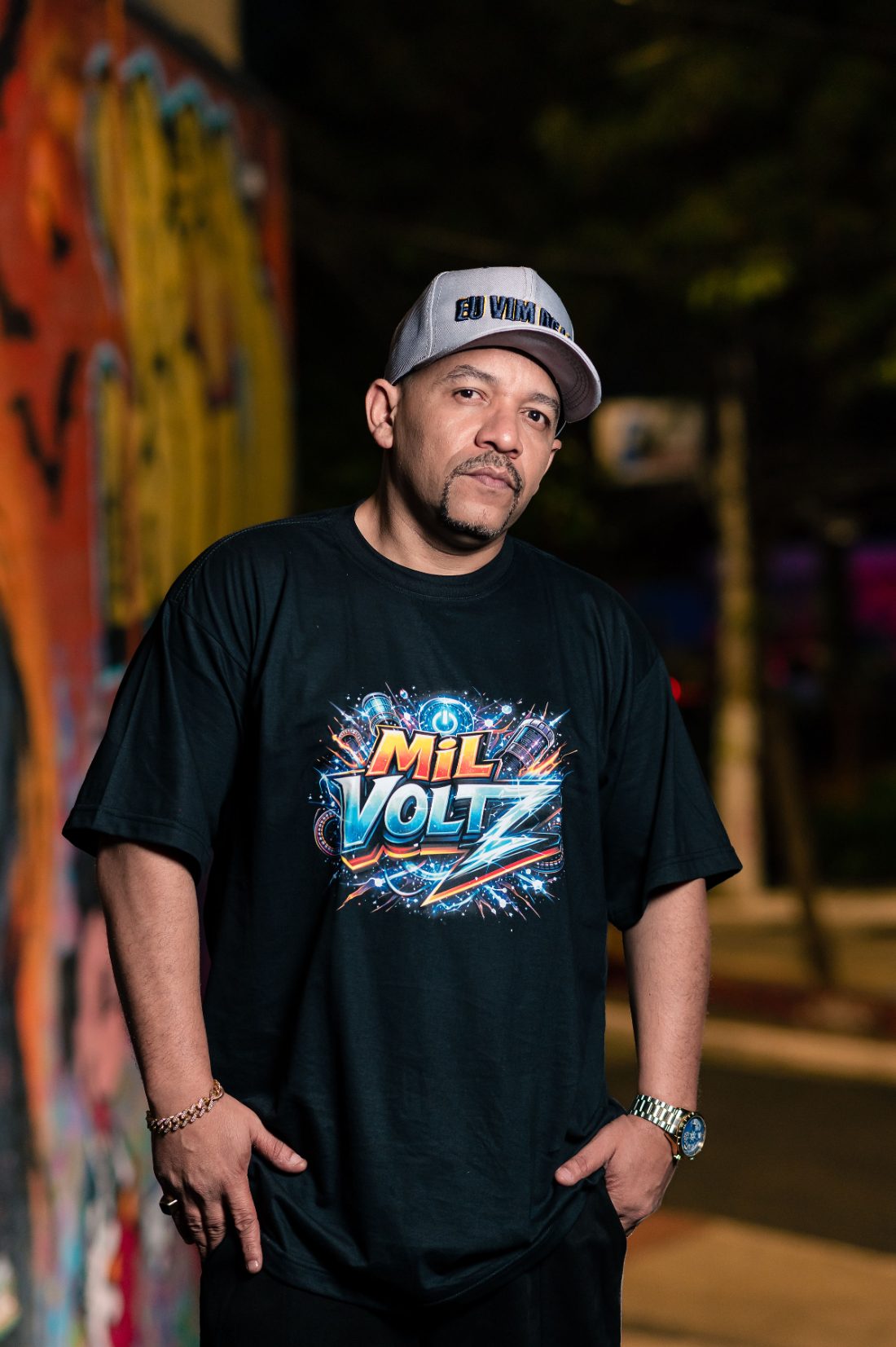 Lucky Poesia Gangster com a camiseta Mil Voltz